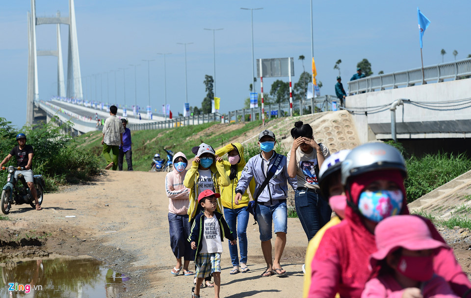 Người miền Tây đội nắng xem khánh thành cầu 3.000 tỷ